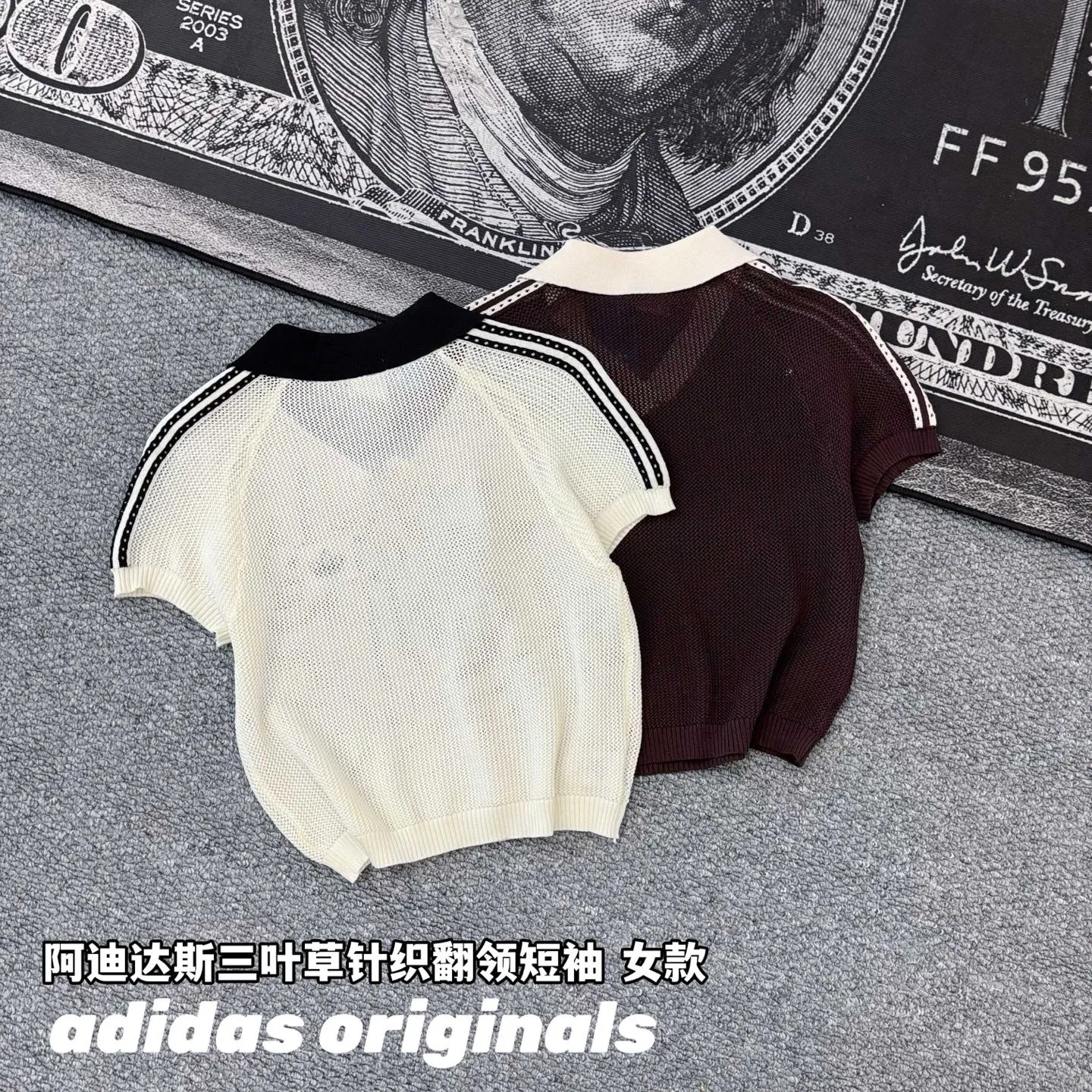 Adidas Clover Retro Knitted Sweater Polo Short Sleeve, the ultimate summer outfit! Campus style! The classic three-stripe + contrasting lapel design has an American college retro feel. The clover embroidery on the chest is low-key yet recognizable, making it ultra-Versatile in style. The breathable mesh knitted fabric is not stuffy and feels soft and skin-friendly. The short version just exposes the waistline. Pair it with high-waisted denim or pleated skirts to show off your proportions, making you look sweet and cool in seconds. The black and white contrasting color model is refreshing and reduces age, while the dark brown model has its own retro atmosphere. The two colors can be used with your eyes closed without stepping on thunder! Whether it is daily commuting, going on a date or shopping, or traveling to take photos, you can easily achieve a relaxed and fashionable look. The workmanship is full of details, the wiring is neat, the quality is not inferior to that of the counters, and the price-performance ratio is super high! This all-purpose T-shirt is a must-have in your summer wardrobe. It is slim and versatile, and can easily be worn with the Korean blogger’s Same Style. In Stock, you can post it in seconds without any hassle! Style number: A 238# Color: White Size: S M L XL